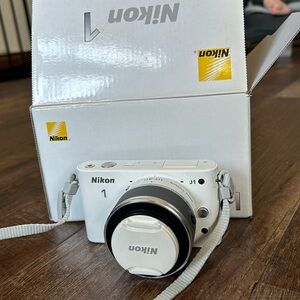 Nikon 1 J1 zoom lens camera